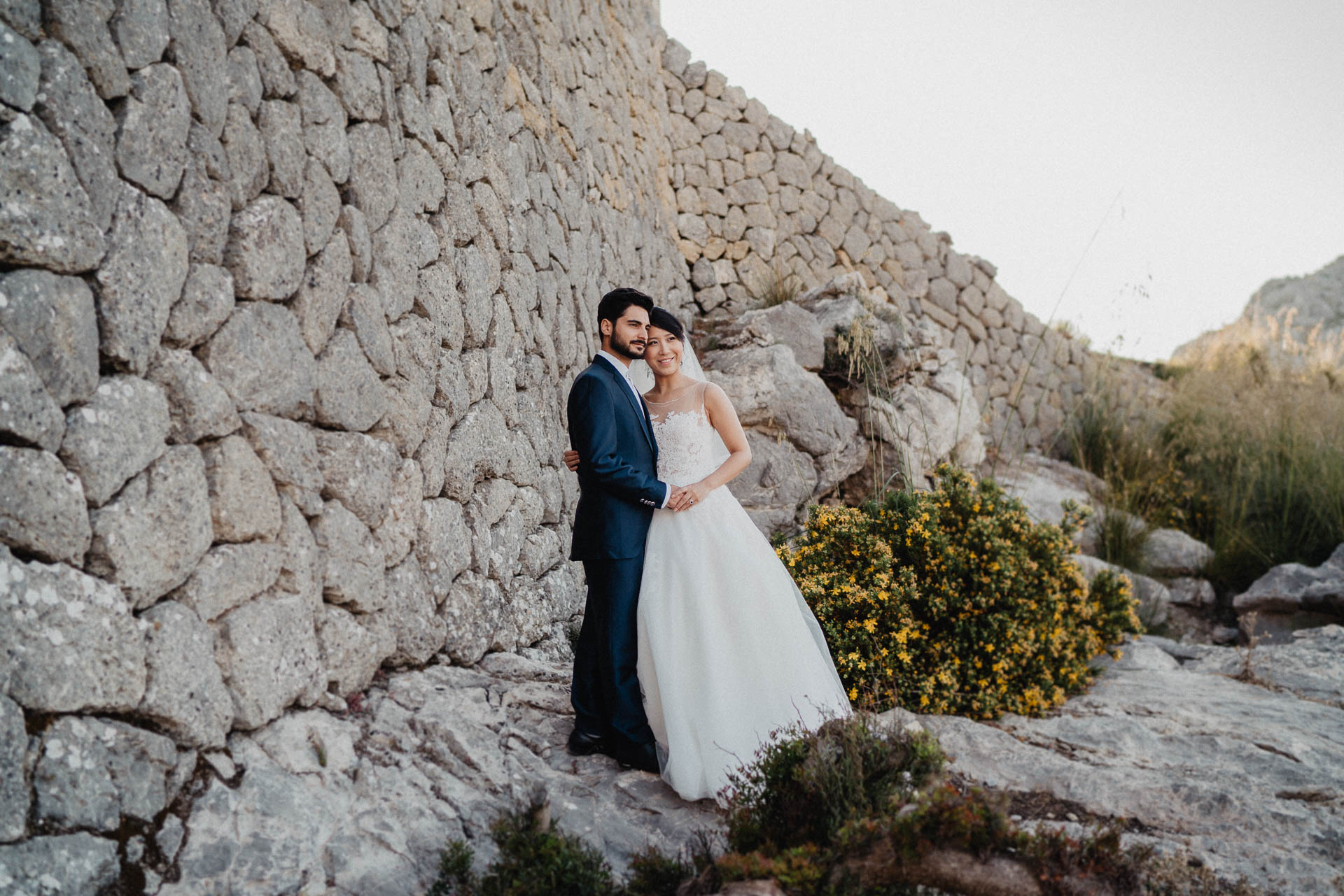 After Wedding Shooting auf Mallorca in der Serra de Tramuntana. Braut und Bräutigam in der Natur beim Sonnenuntergang fotografiert von Lisa & Andi Photography.
