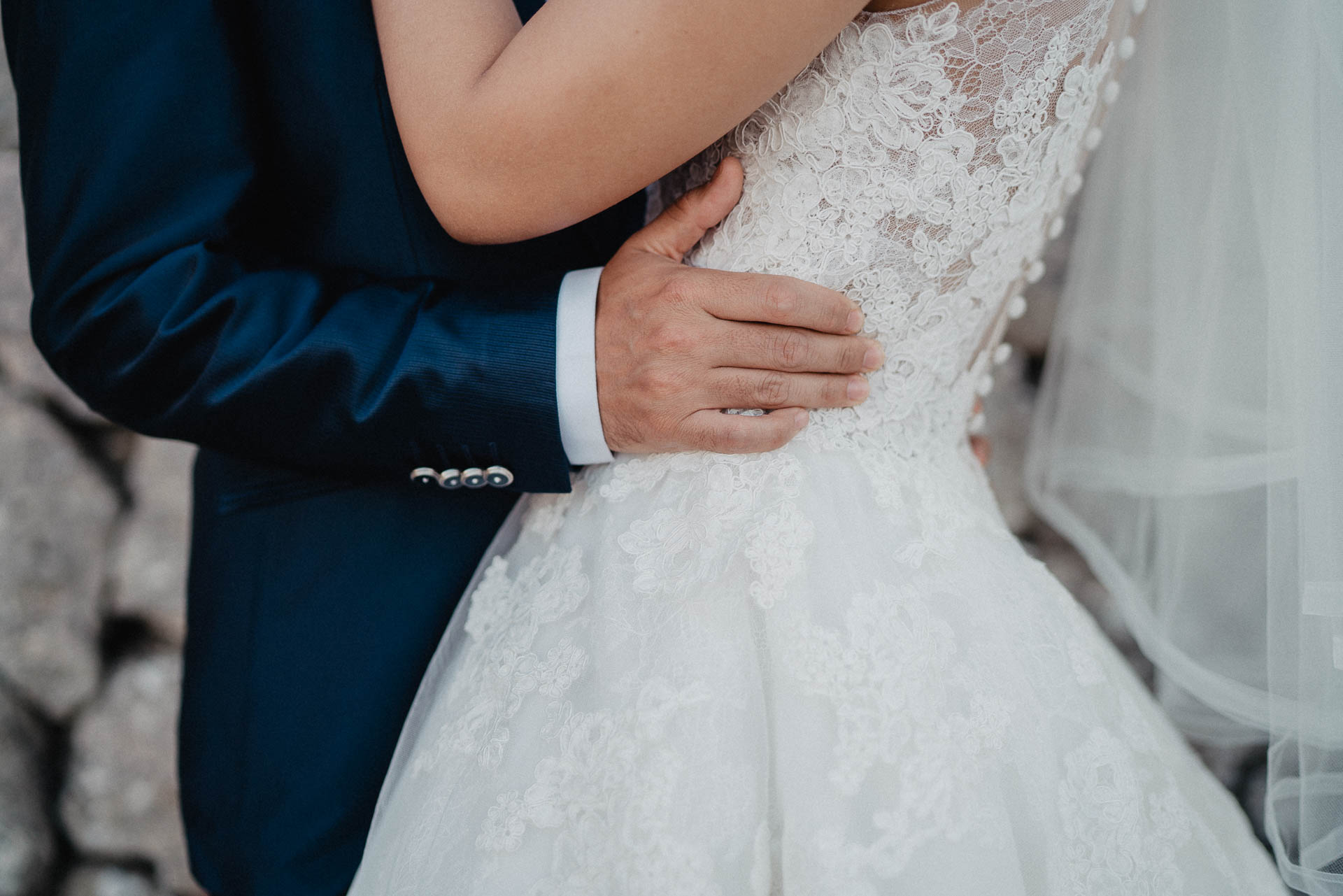 After Wedding Shooting auf Mallorca in der Serra de Tramuntana. Braut und Bräutigam in der Natur beim Sonnenuntergang fotografiert von Lisa & Andi Photography.