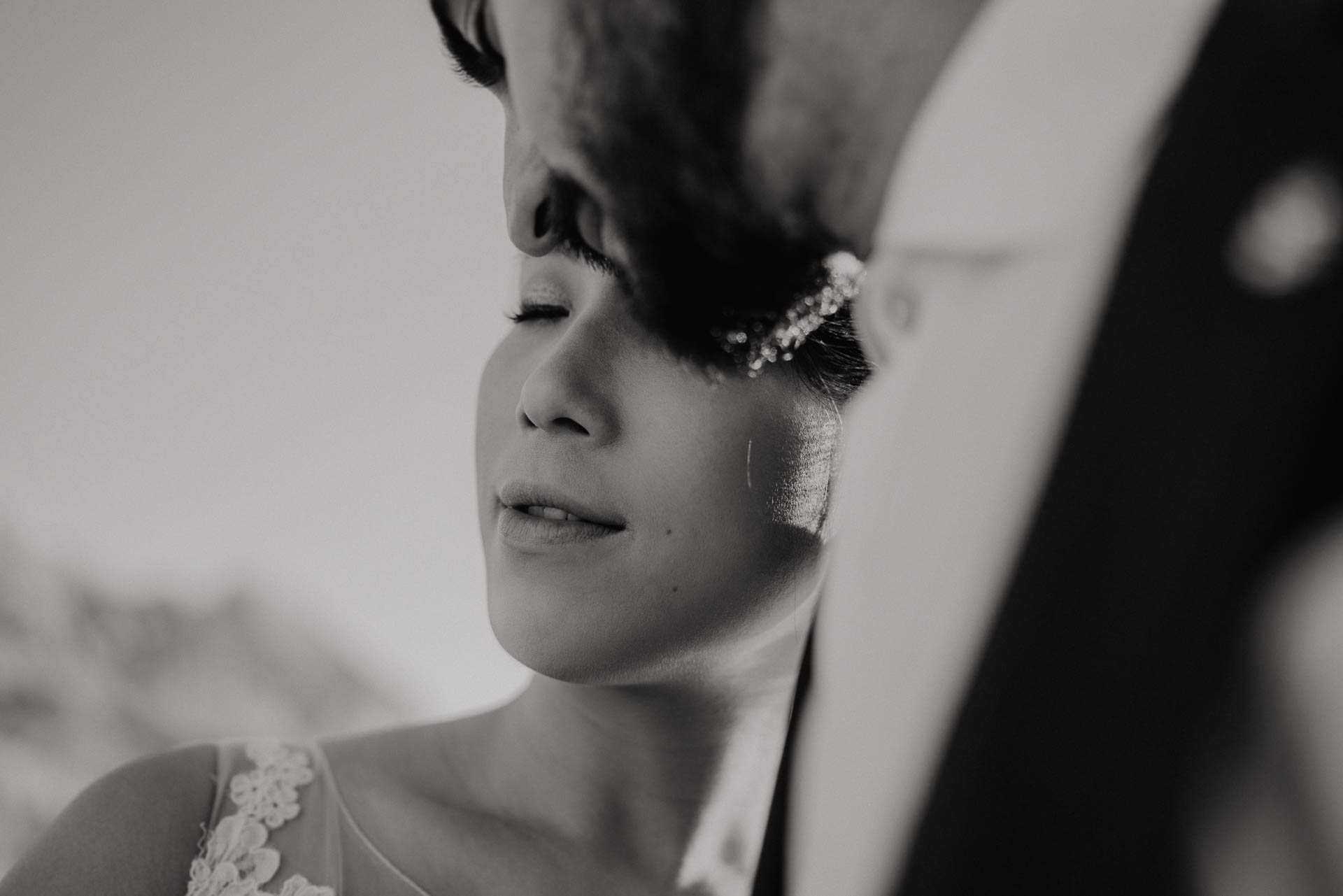 After Wedding Shooting auf Mallorca in der Serra de Tramuntana. Braut und Bräutigam in der Natur beim Sonnenuntergang fotografiert von Lisa & Andi Photography.