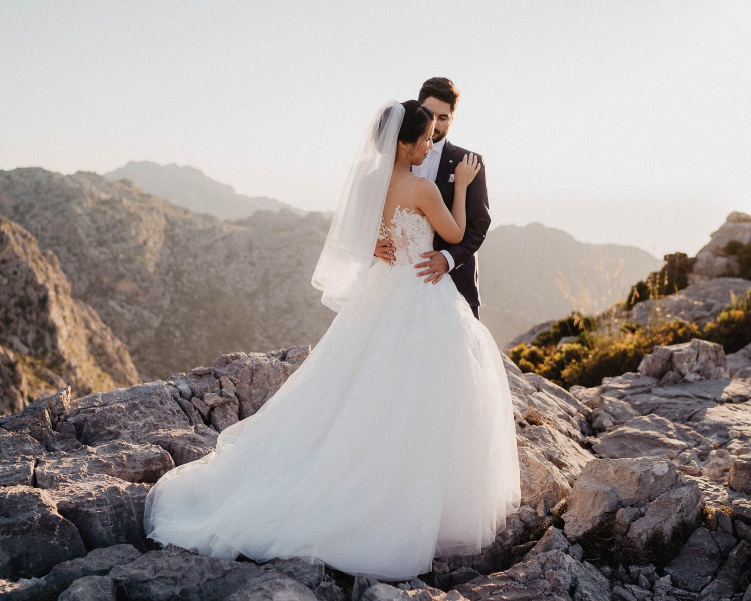 After Wedding Shooting auf Mallorca in der Serra de Tramuntana. Braut und Bräutigam in der Natur beim Sonnenuntergang fotografiert von Lisa & Andi Photography.