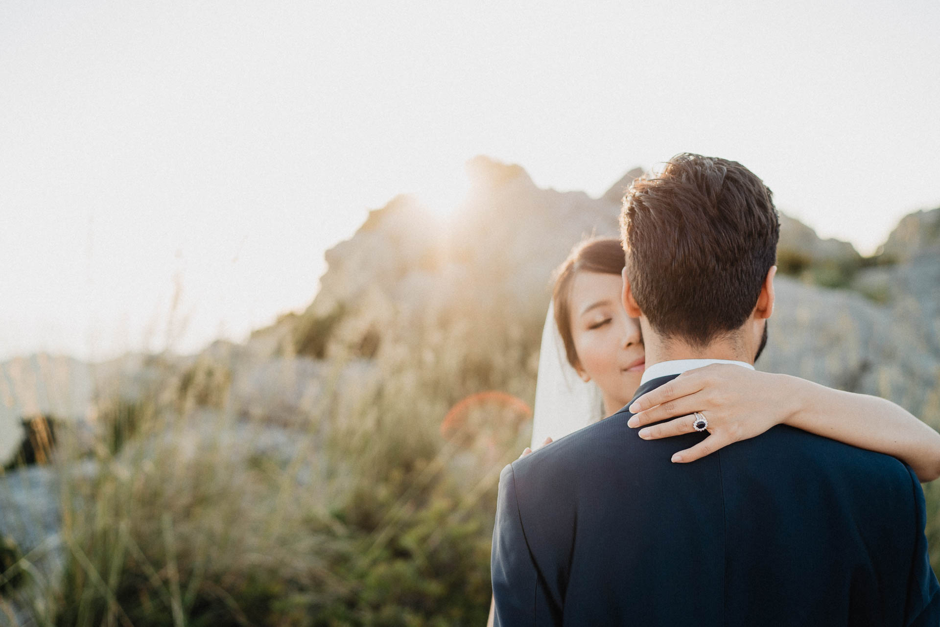 After Wedding Shooting auf Mallorca in der Serra de Tramuntana. Braut und Bräutigam in der Natur beim Sonnenuntergang fotografiert von Lisa & Andi Photography.