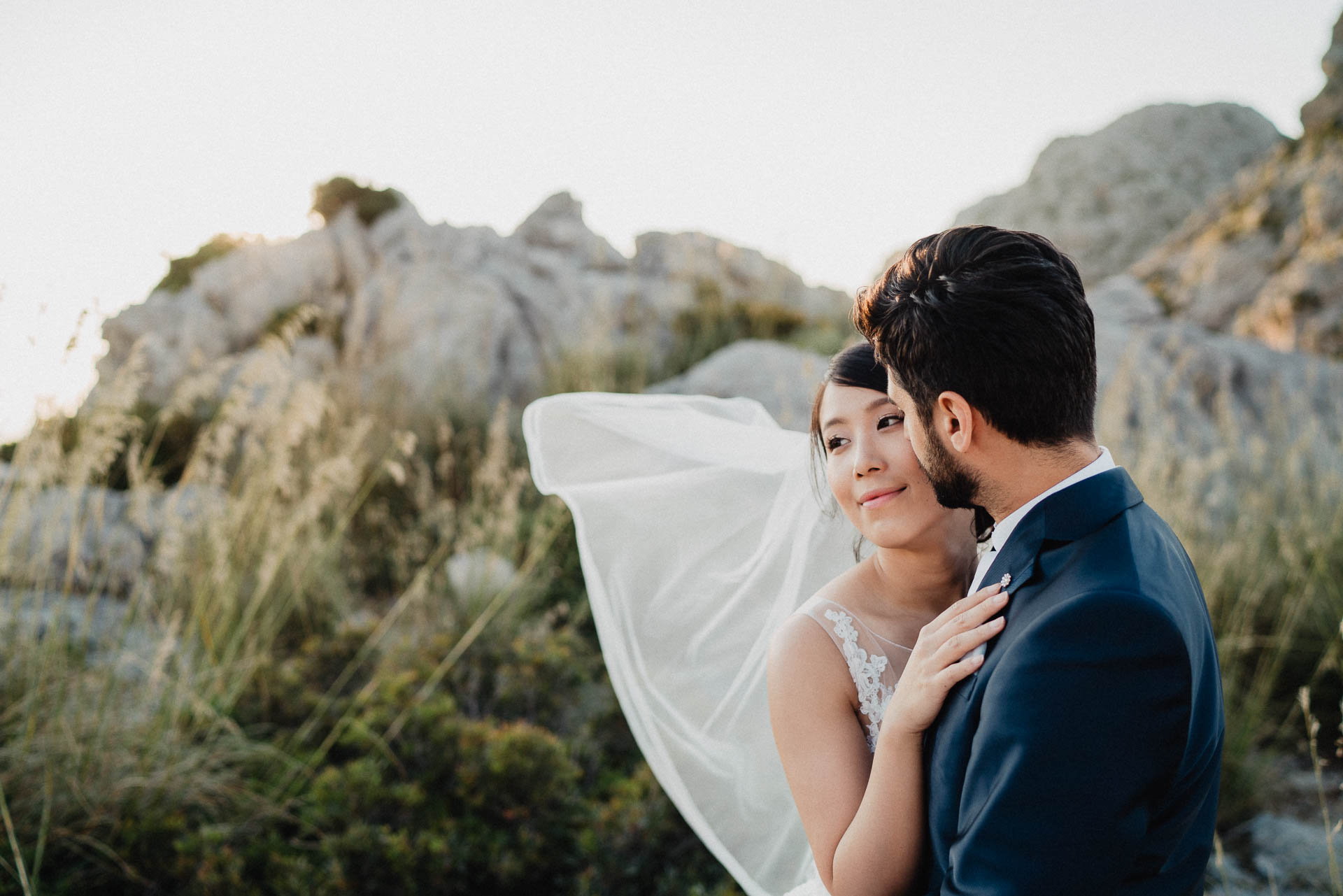 After Wedding Shooting auf Mallorca in der Serra de Tramuntana. Braut und Bräutigam in der Natur beim Sonnenuntergang fotografiert von Lisa & Andi Photography.