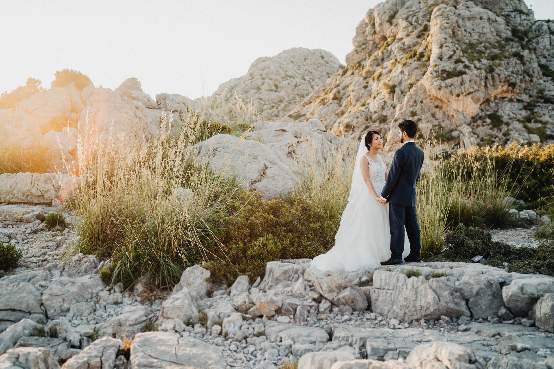 After Wedding Shooting auf Mallorca in der Serra de Tramuntana. Braut und Bräutigam in der Natur beim Sonnenuntergang fotografiert von Lisa & Andi Photography.
