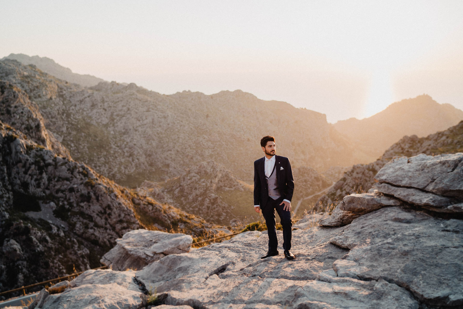 After Wedding Shooting auf Mallorca in der Serra de Tramuntana. Braut und Bräutigam in der Natur beim Sonnenuntergang fotografiert von Lisa & Andi Photography.
