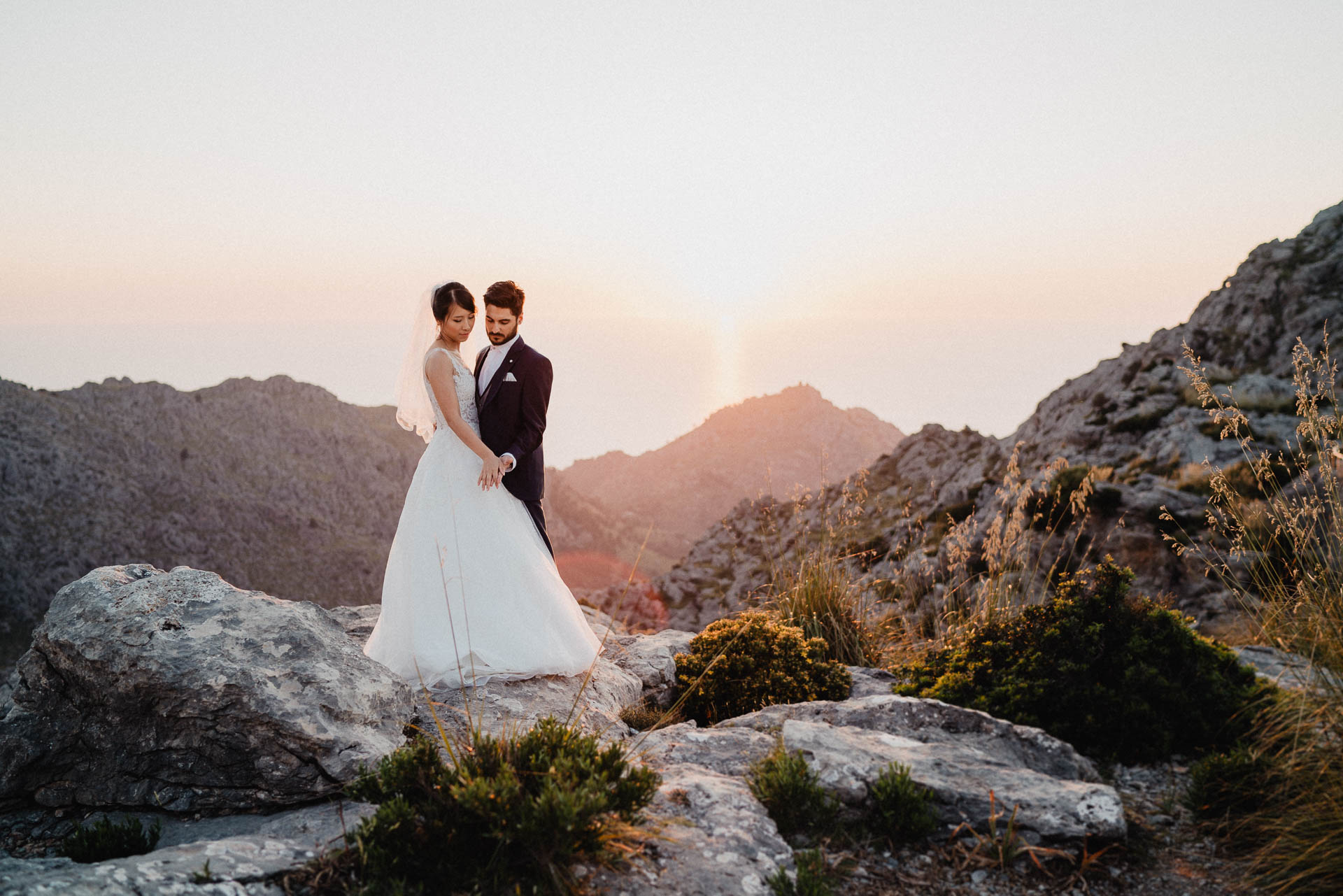 After Wedding Shooting auf Mallorca in der Serra de Tramuntana. Braut und Bräutigam in der Natur beim Sonnenuntergang fotografiert von Lisa & Andi Photography.