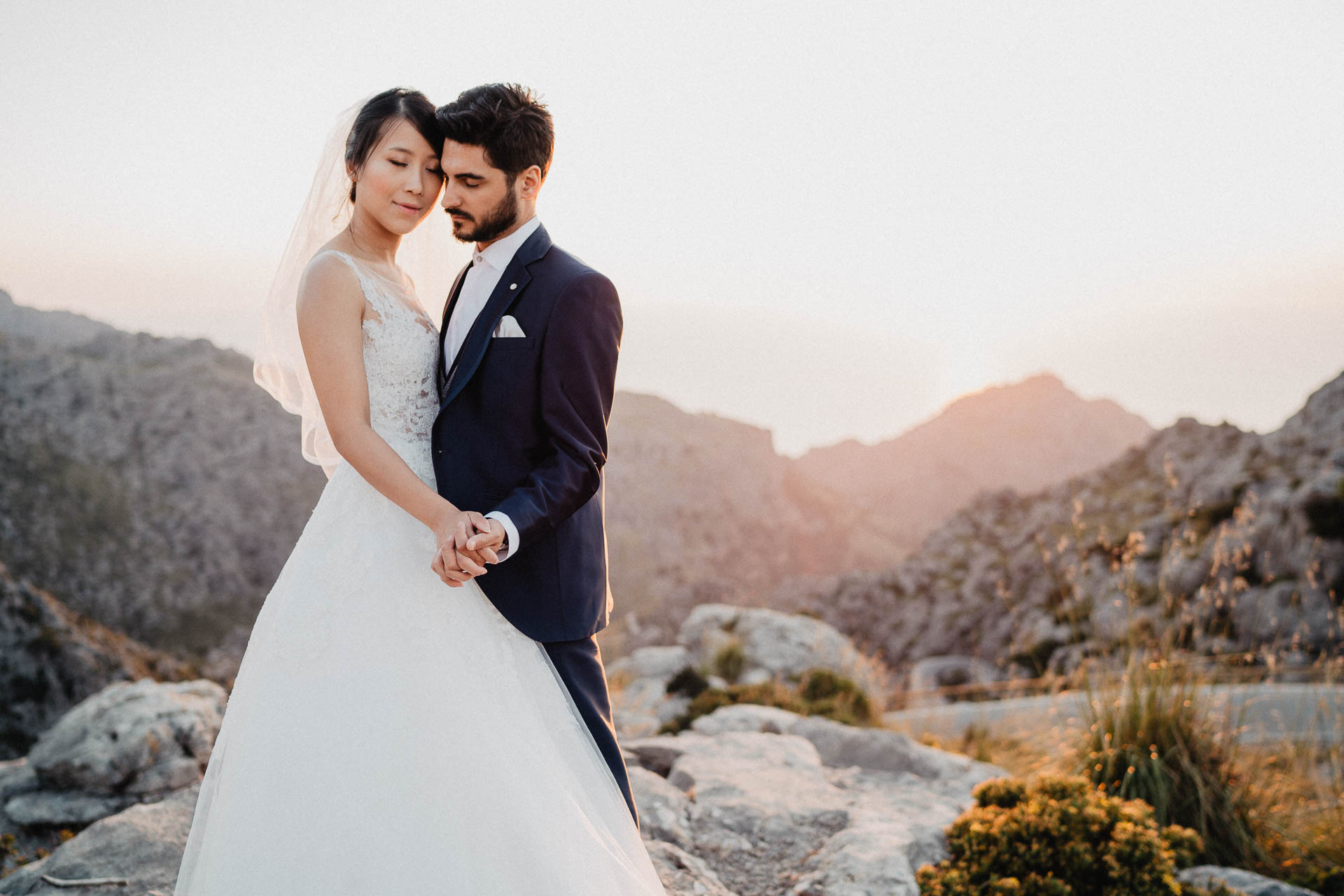 After Wedding Shooting auf Mallorca in der Serra de Tramuntana. Braut und Bräutigam in der Natur beim Sonnenuntergang fotografiert von Lisa & Andi Photography.