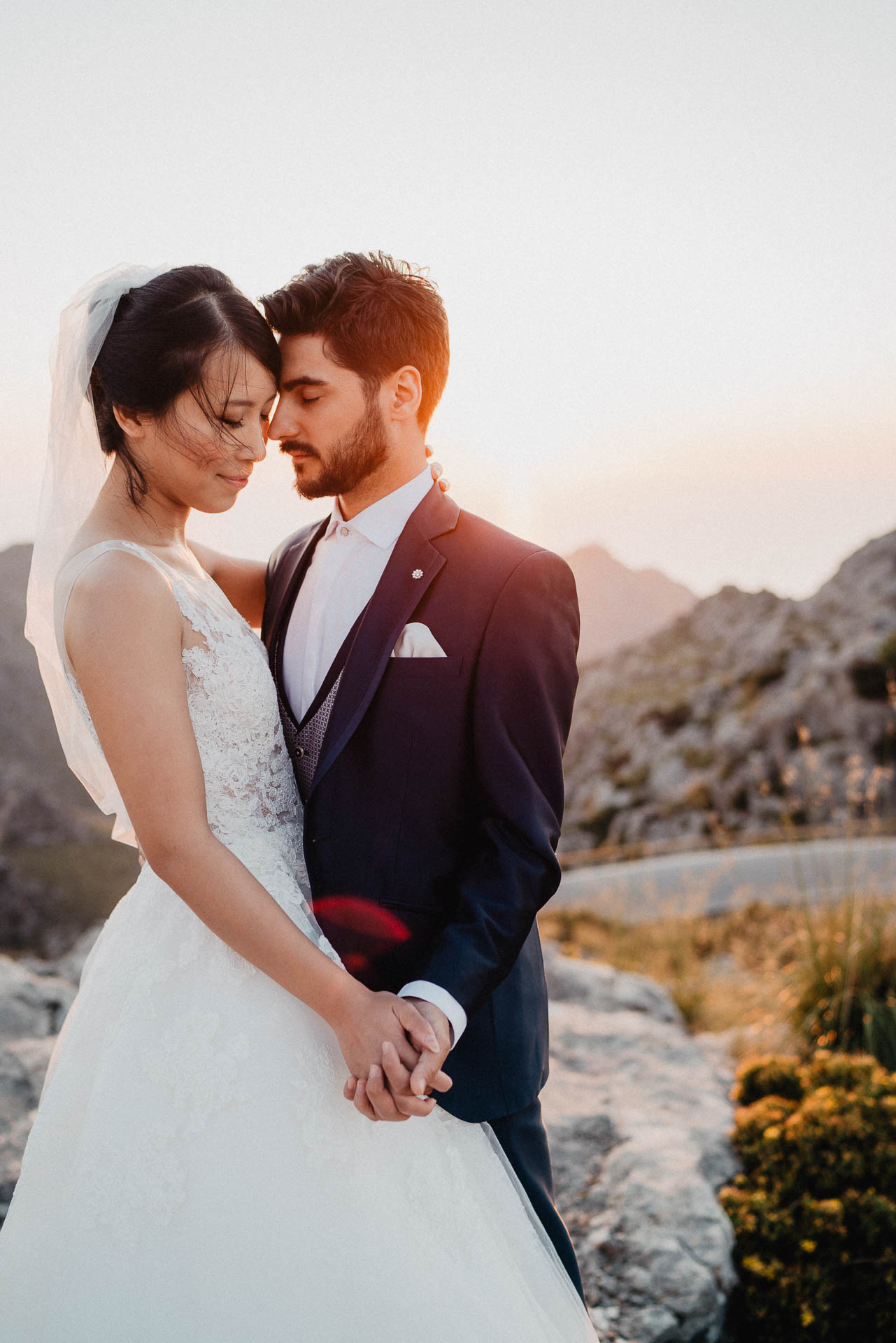 After Wedding Shooting auf Mallorca in der Serra de Tramuntana. Braut und Bräutigam in der Natur beim Sonnenuntergang fotografiert von Lisa & Andi Photography.