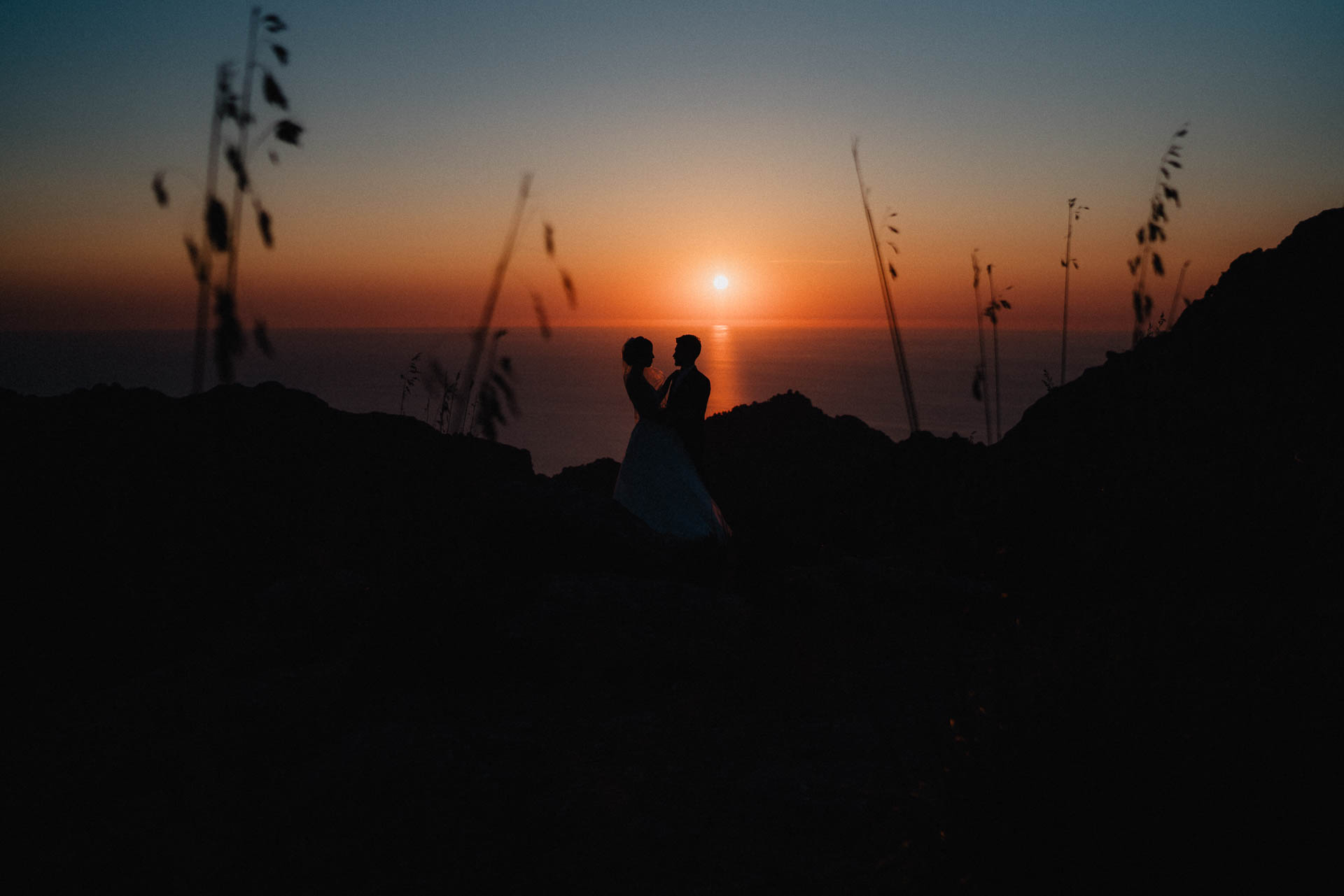 After Wedding Shooting auf Mallorca in der Serra de Tramuntana. Braut und Bräutigam in der Natur beim Sonnenuntergang fotografiert von Lisa & Andi Photography.