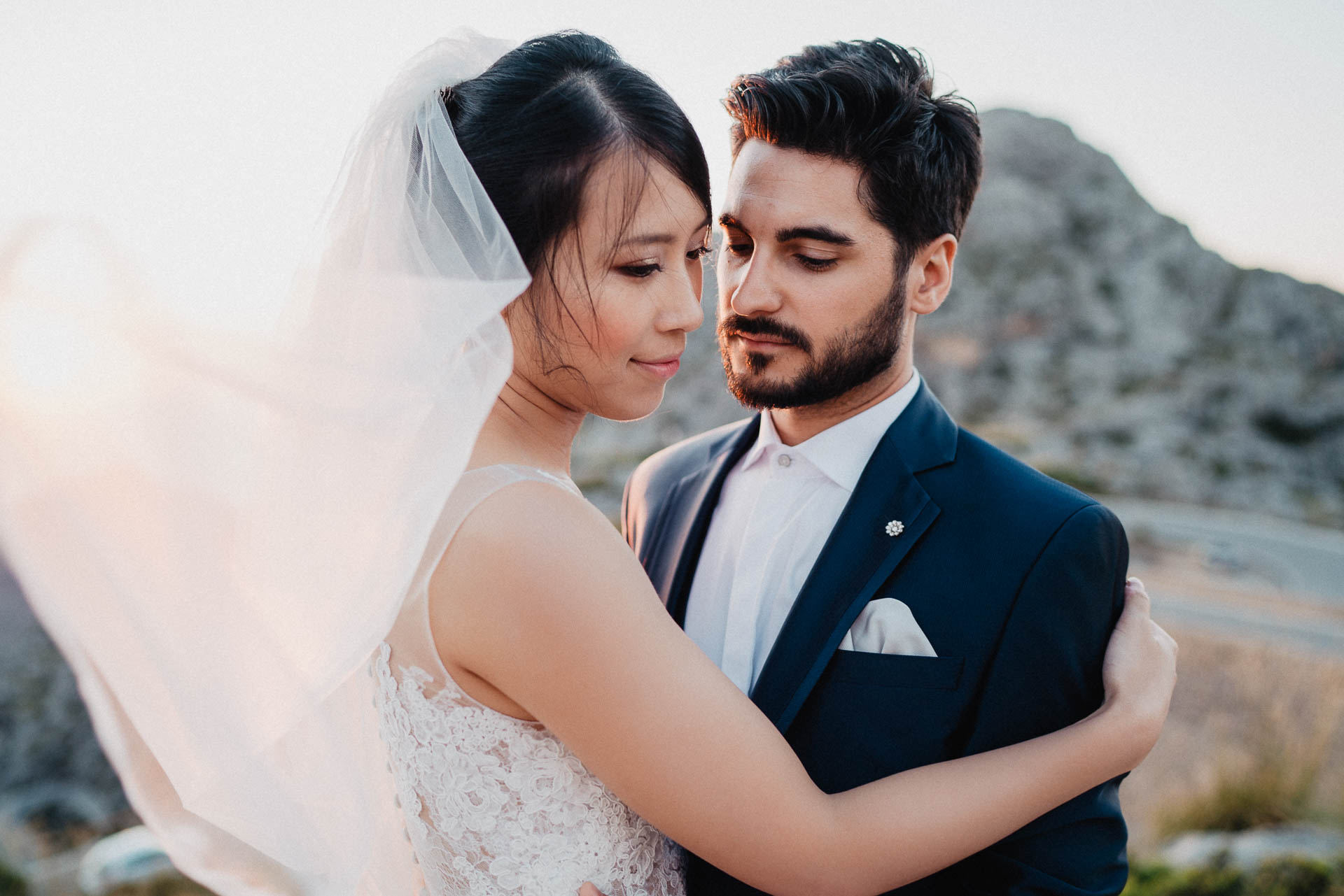 After Wedding Shooting auf Mallorca in der Serra de Tramuntana. Braut und Bräutigam in der Natur beim Sonnenuntergang fotografiert von Lisa & Andi Photography.