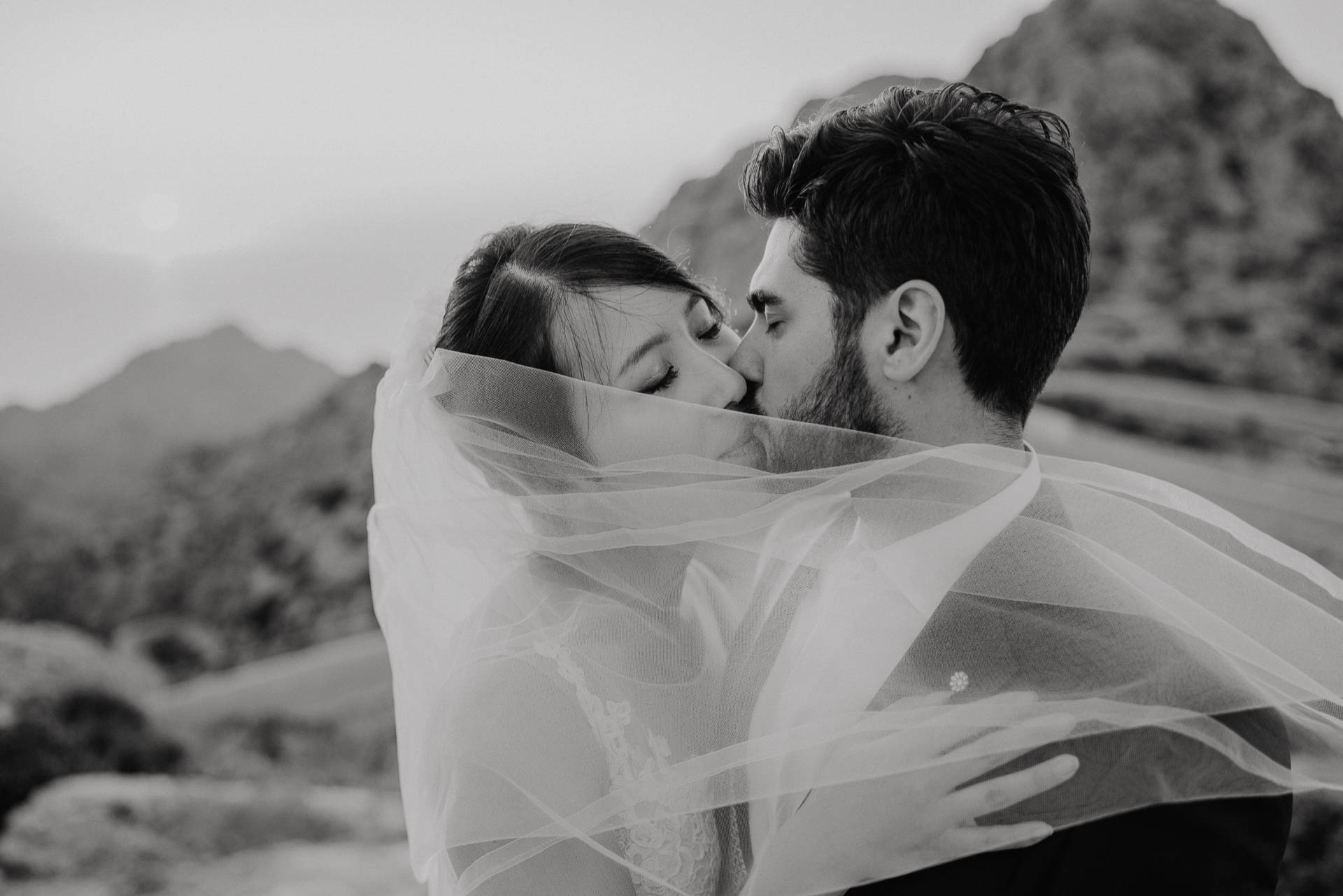 After Wedding Shooting auf Mallorca in der Serra de Tramuntana. Braut und Bräutigam in der Natur beim Sonnenuntergang fotografiert von Lisa & Andi Photography.