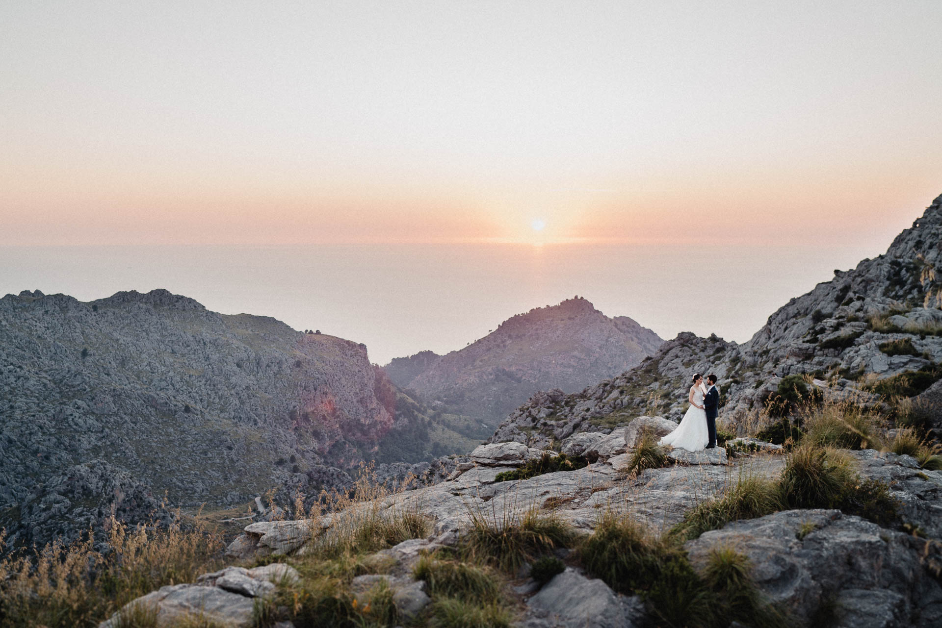 After Wedding Shooting auf Mallorca in der Serra de Tramuntana. Braut und Bräutigam in der Natur beim Sonnenuntergang fotografiert von Lisa & Andi Photography.