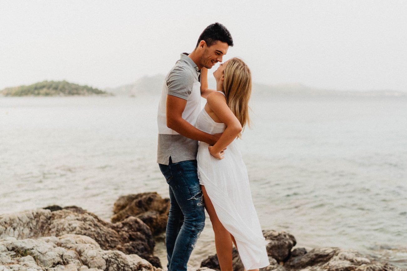 Engagement Shooting am Strand von Mallorca bei Sonnenaufgang fotografiert von Lisa & Andi Photography.