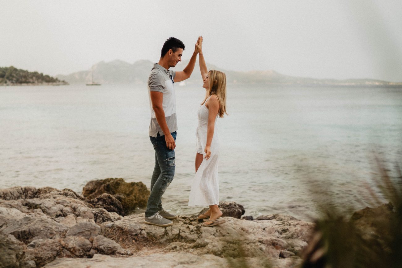 Engagement Shooting am Strand von Mallorca bei Sonnenaufgang fotografiert von Lisa & Andi Photography.