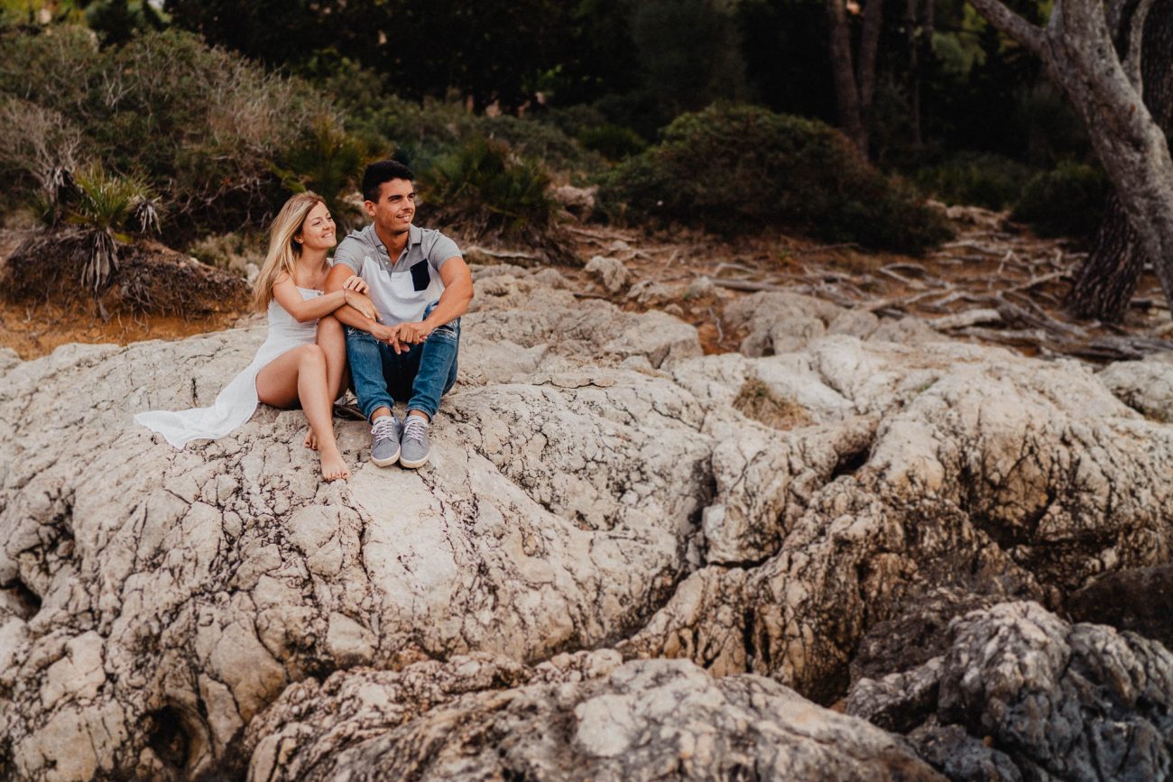 Engagement Shooting am Strand von Mallorca bei Sonnenaufgang fotografiert von Lisa & Andi Photography.