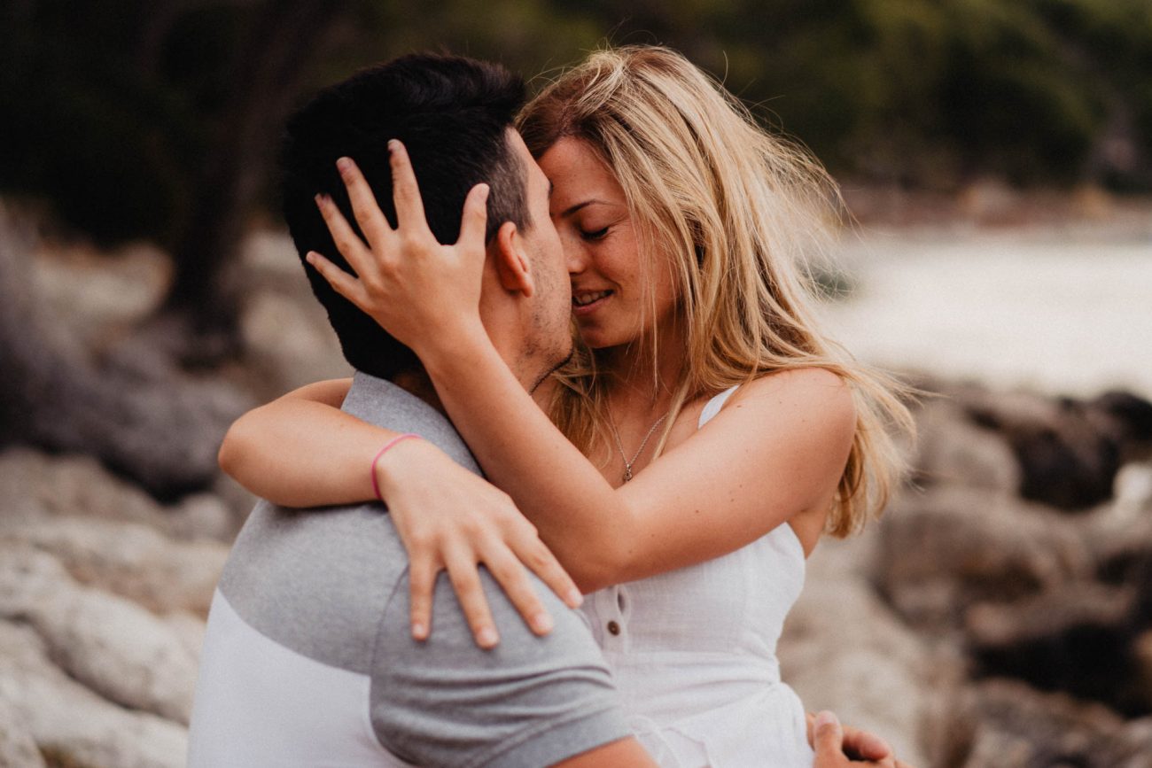 Engagement Shooting am Strand von Mallorca bei Sonnenaufgang fotografiert von Lisa & Andi Photography.