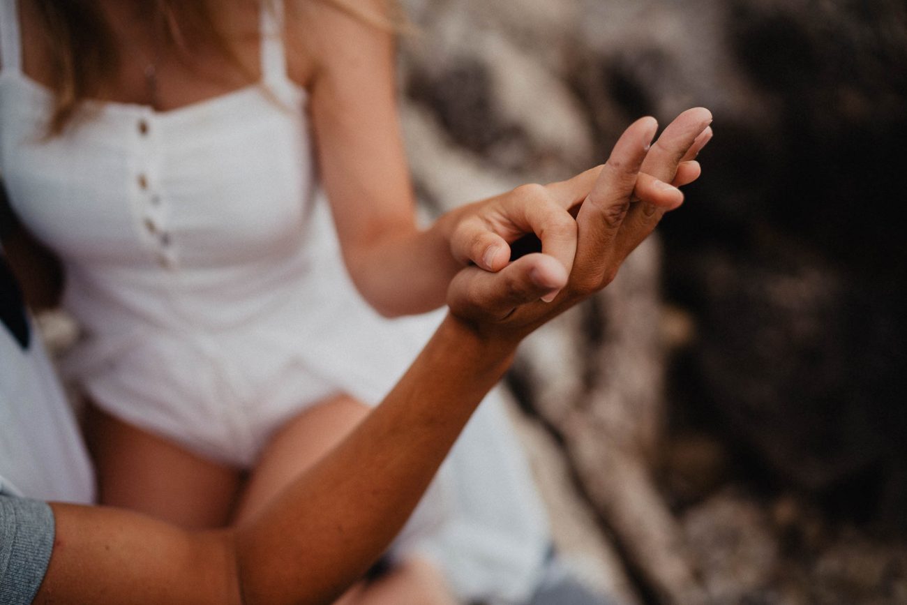 Engagement Shooting am Strand von Mallorca bei Sonnenaufgang fotografiert von Lisa & Andi Photography.