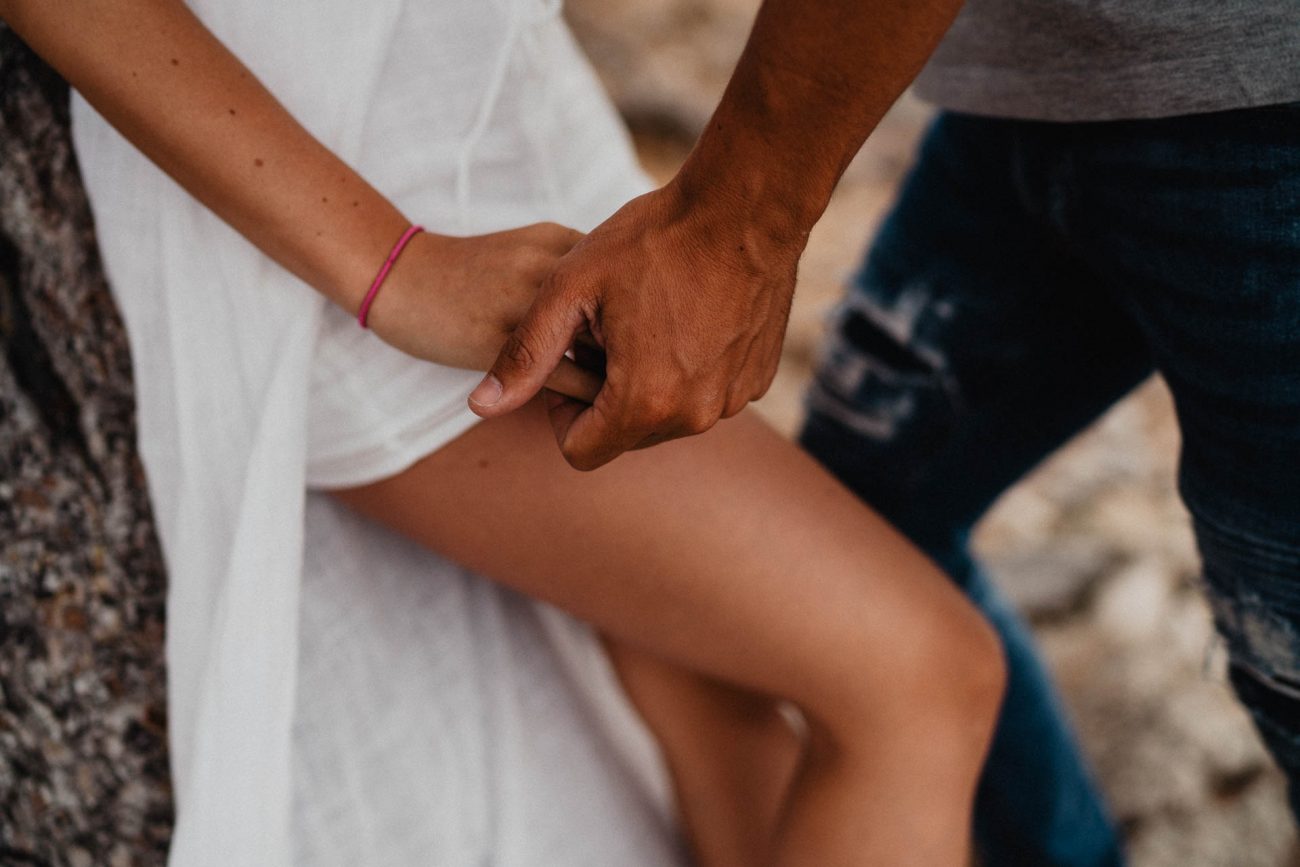 Engagement Shooting am Strand von Mallorca bei Sonnenaufgang fotografiert von Lisa & Andi Photography.
