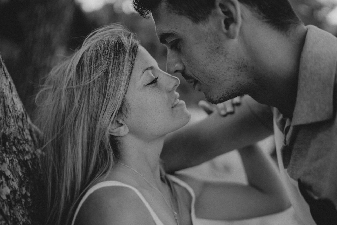 Engagement Shooting am Strand von Mallorca bei Sonnenaufgang fotografiert von Lisa & Andi Photography.