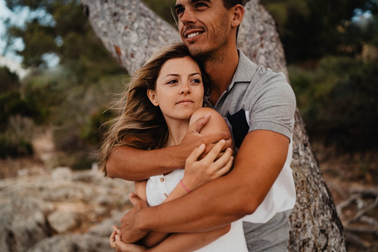 Engagement Shooting am Strand von Mallorca bei Sonnenaufgang fotografiert von Lisa & Andi Photography.