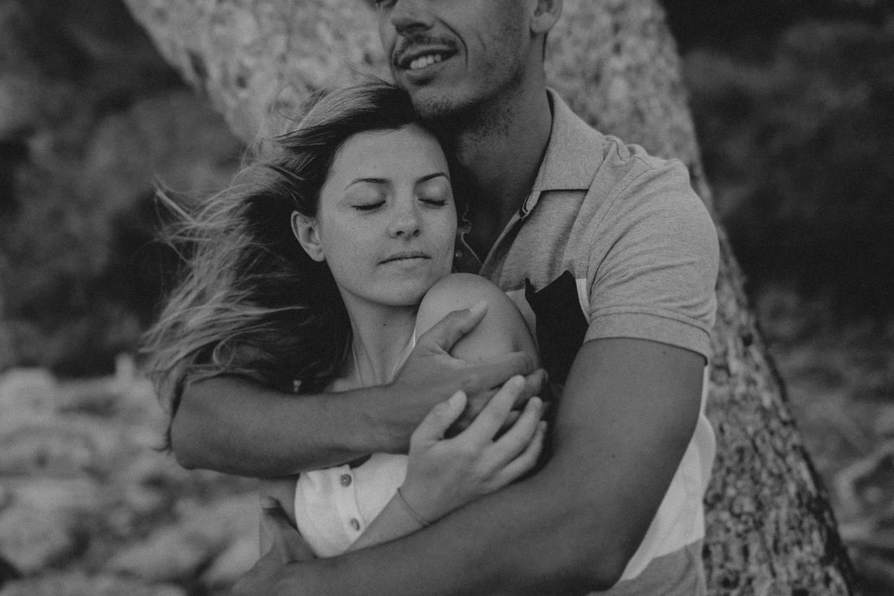 Engagement Shooting am Strand von Mallorca bei Sonnenaufgang fotografiert von Lisa & Andi Photography.