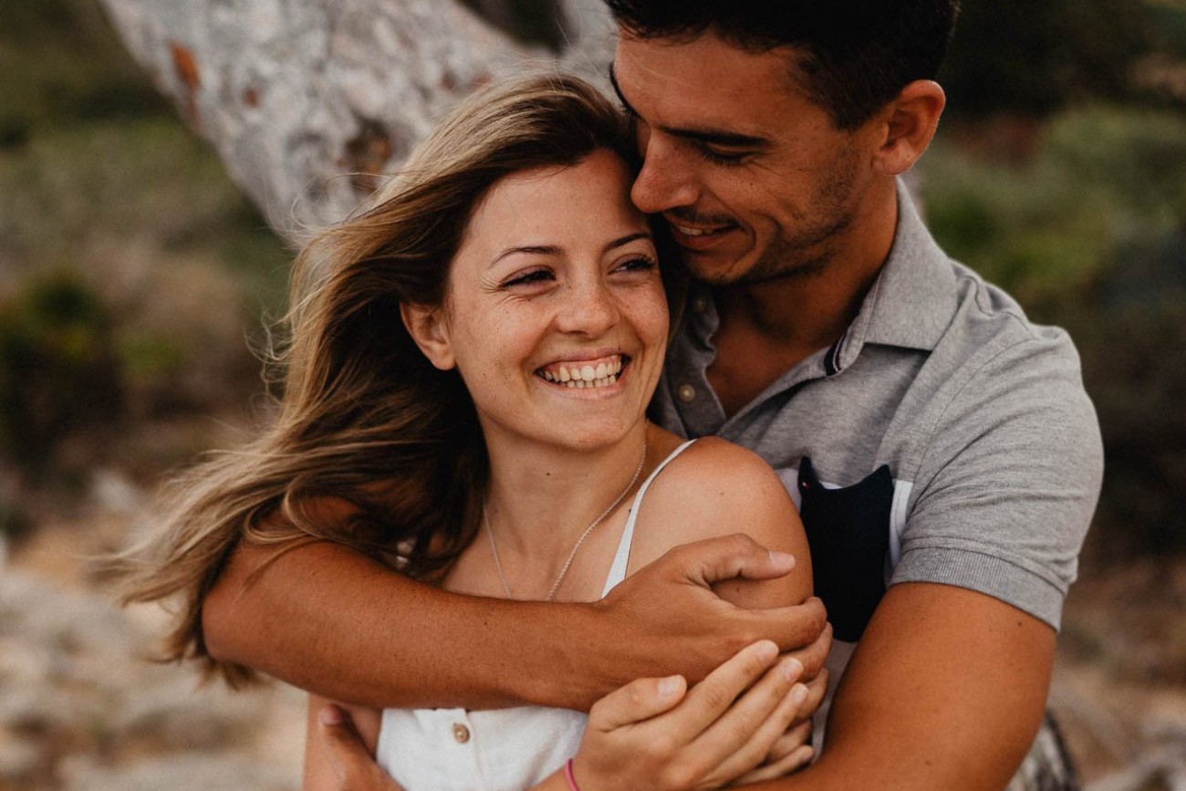 Engagement Shooting am Strand von Mallorca bei Sonnenaufgang fotografiert von Lisa & Andi Photography.