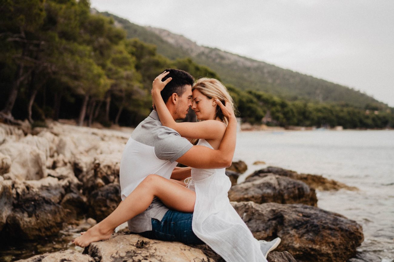 Engagement Shooting am Strand von Mallorca bei Sonnenaufgang fotografiert von Lisa & Andi Photography.