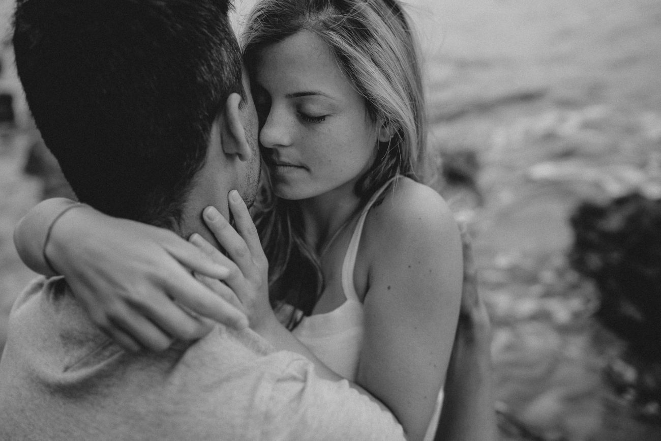 Engagement Shooting am Strand von Mallorca bei Sonnenaufgang fotografiert von Lisa & Andi Photography.