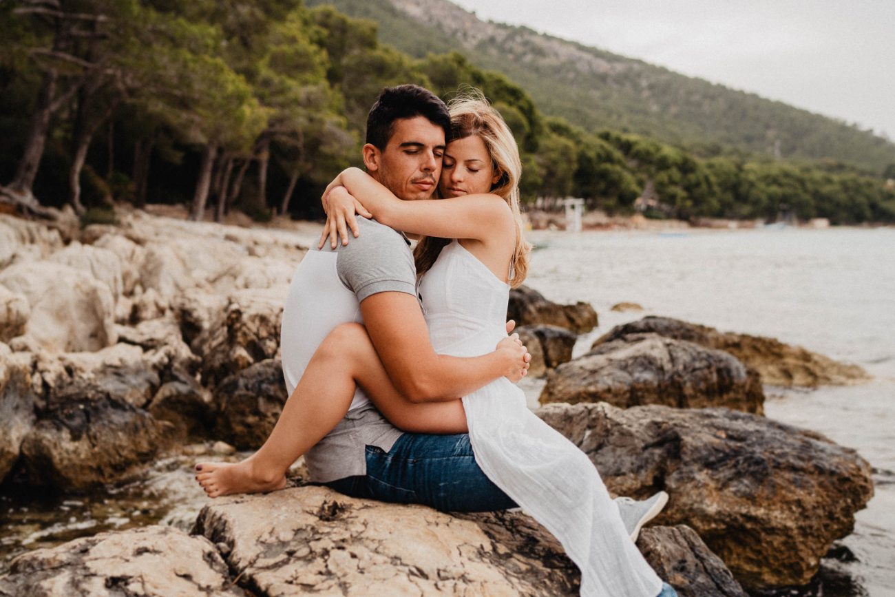 Engagement Shooting am Strand von Mallorca bei Sonnenaufgang fotografiert von Lisa & Andi Photography.