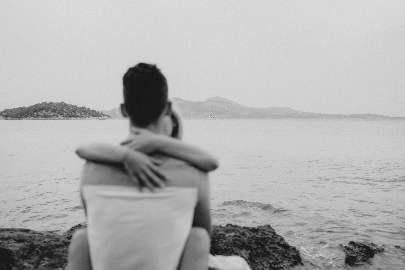 Engagement Shooting am Strand von Mallorca bei Sonnenaufgang fotografiert von Lisa & Andi Photography.