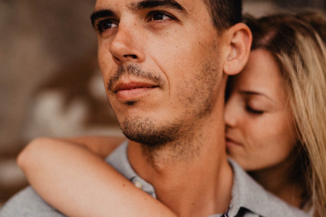 Engagement Shooting am Strand von Mallorca bei Sonnenaufgang fotografiert von Lisa & Andi Photography.