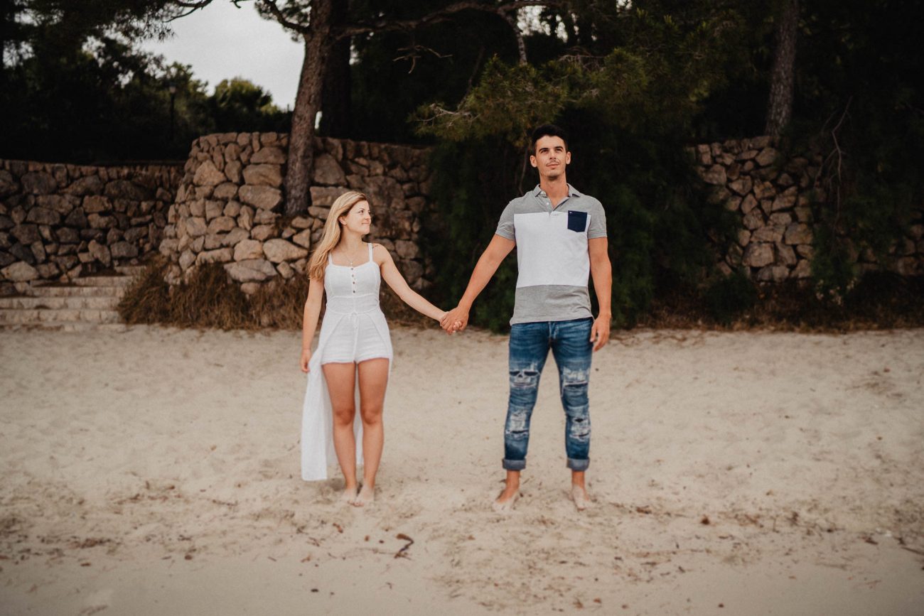 Engagement Shooting am Strand von Mallorca bei Sonnenaufgang fotografiert von Lisa & Andi Photography.