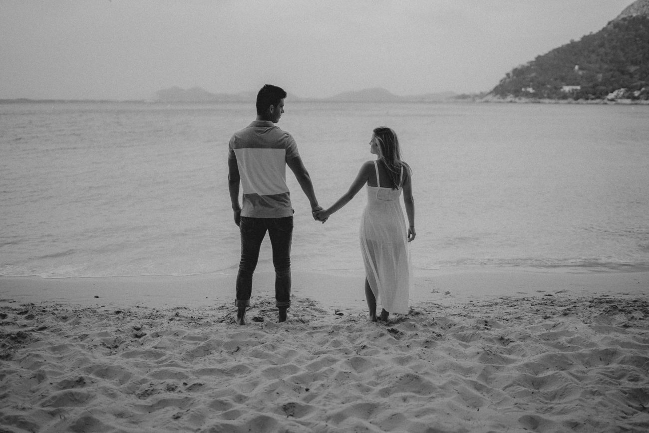 Engagement Shooting am Strand von Mallorca bei Sonnenaufgang fotografiert von Lisa & Andi Photography.