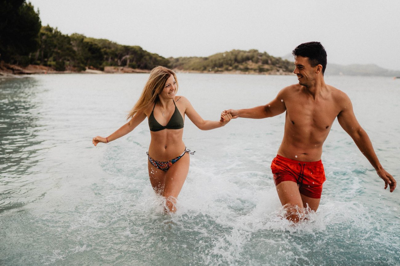 Engagement Shooting am Strand von Mallorca bei Sonnenaufgang fotografiert von Lisa & Andi Photography.