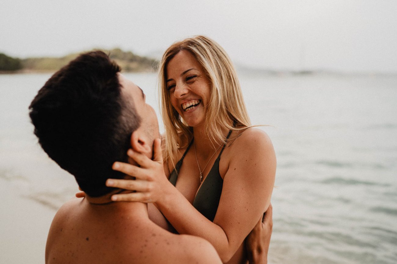 Engagement Shooting am Strand von Mallorca bei Sonnenaufgang fotografiert von Lisa & Andi Photography.