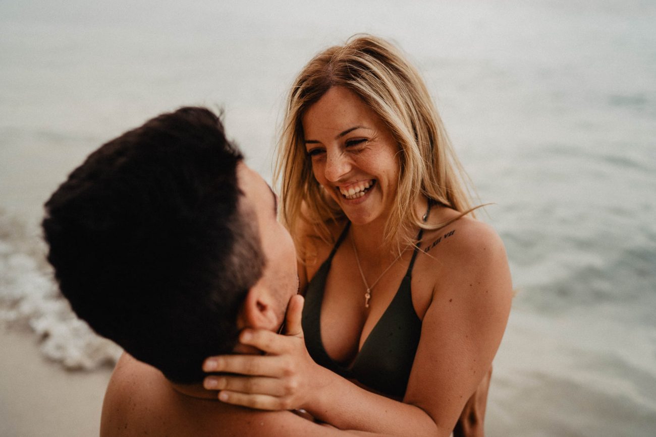 Engagement Shooting am Strand von Mallorca bei Sonnenaufgang fotografiert von Lisa & Andi Photography.