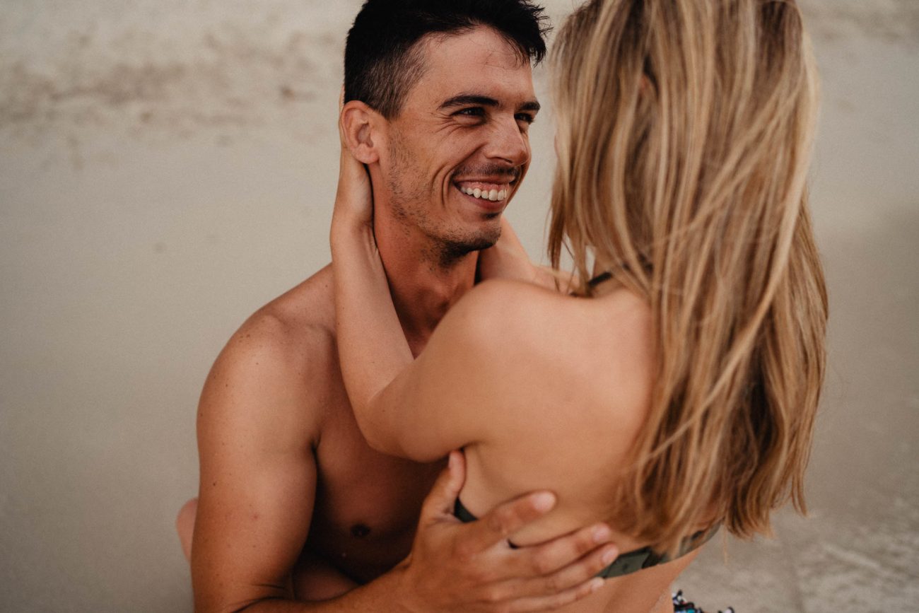 Engagement Shooting am Strand von Mallorca bei Sonnenaufgang fotografiert von Lisa & Andi Photography.