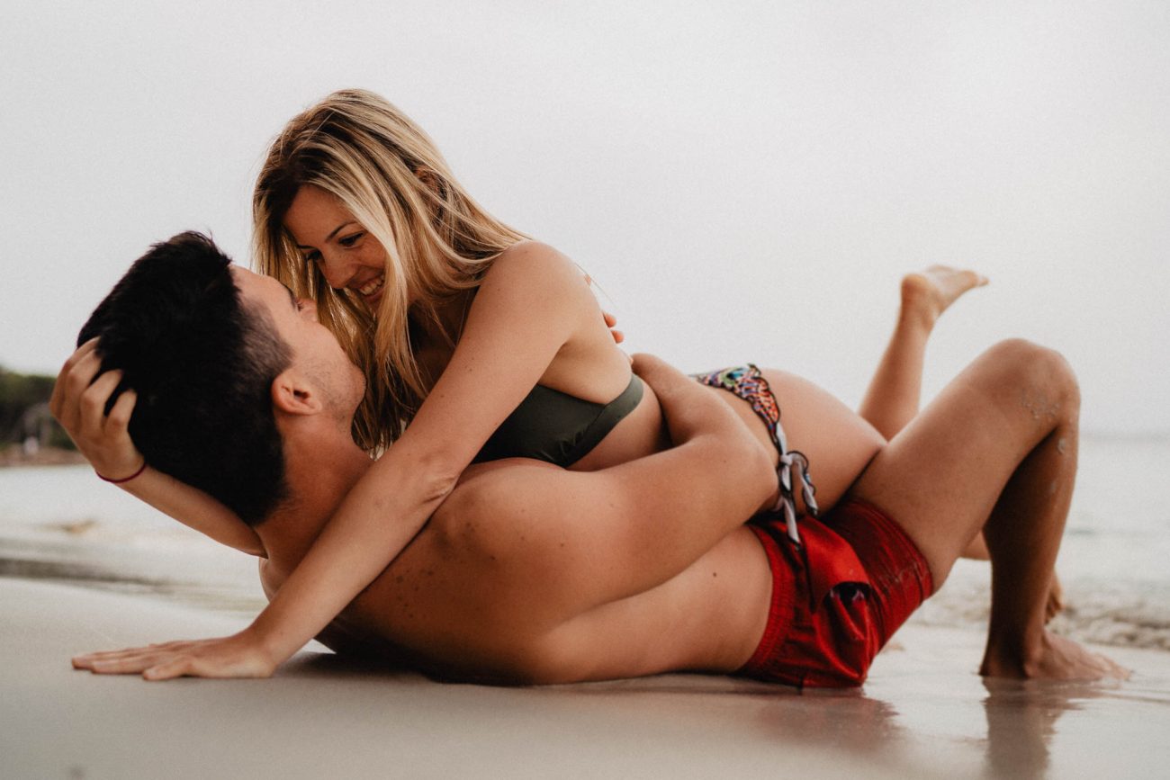 Engagement Shooting am Strand von Mallorca bei Sonnenaufgang fotografiert von Lisa & Andi Photography.