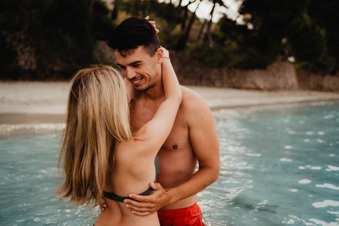 Engagement Shooting am Strand von Mallorca bei Sonnenaufgang fotografiert von Lisa & Andi Photography.