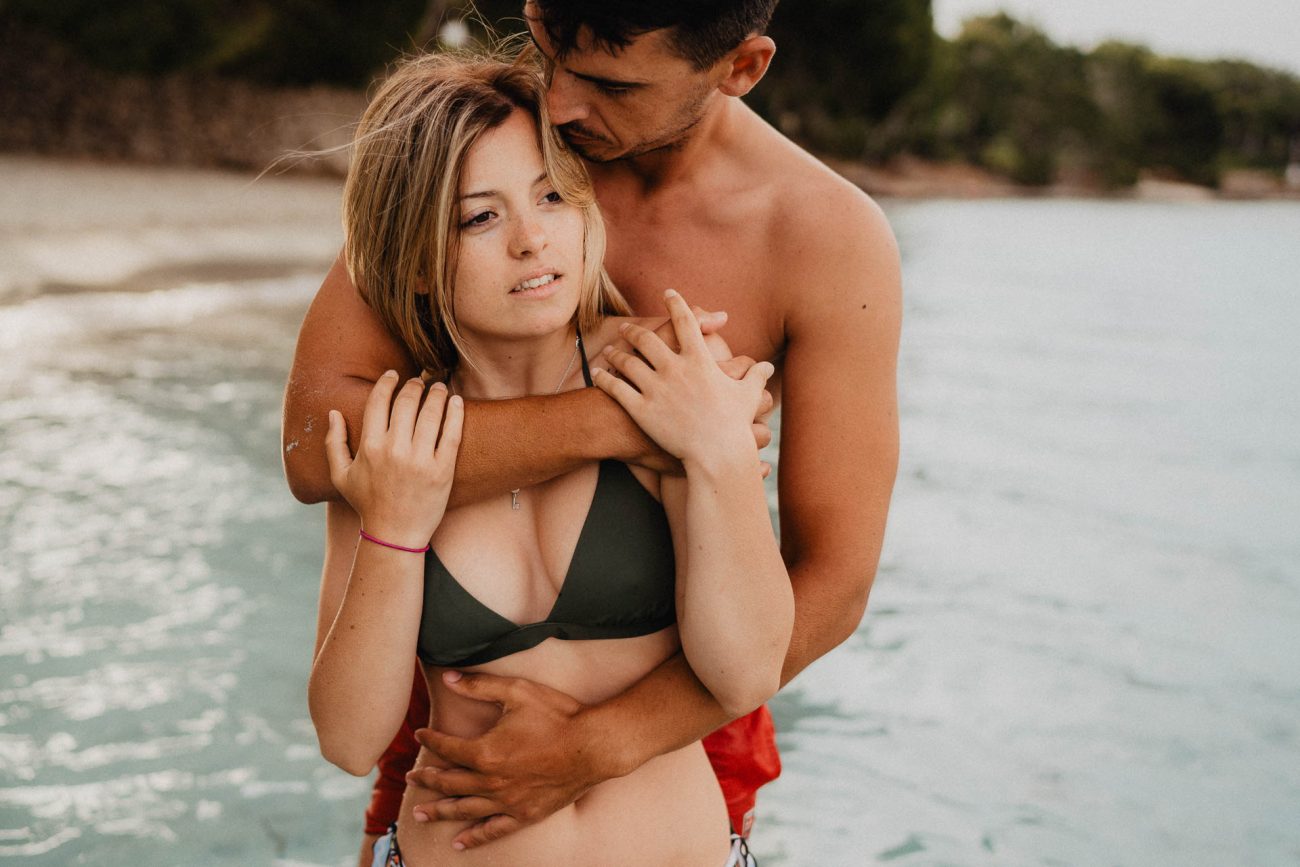 Engagement Shooting am Strand von Mallorca bei Sonnenaufgang fotografiert von Lisa & Andi Photography.