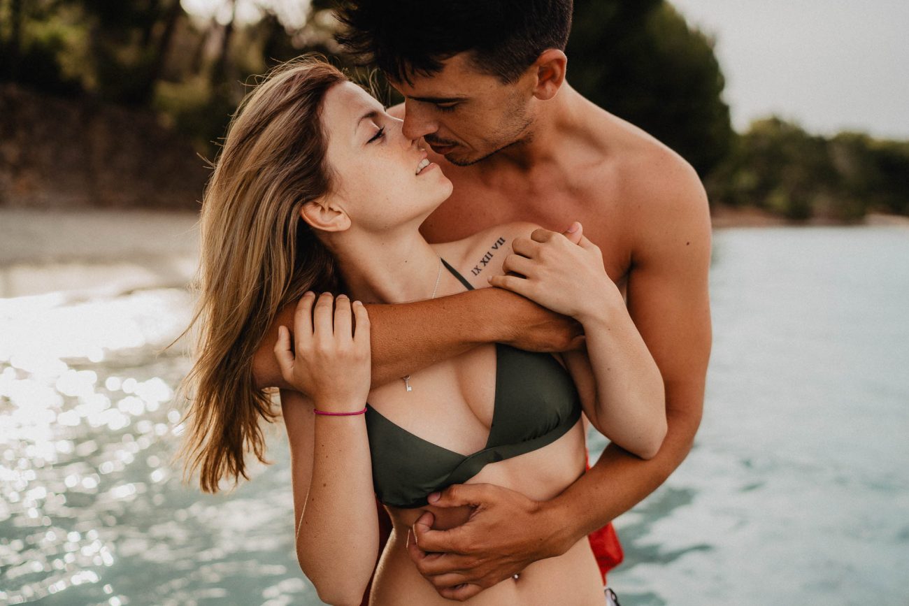 Engagement Shooting am Strand von Mallorca bei Sonnenaufgang fotografiert von Lisa & Andi Photography.