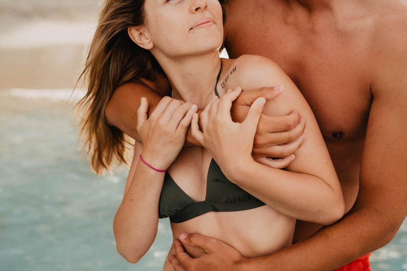 Engagement Shooting am Strand von Mallorca bei Sonnenaufgang fotografiert von Lisa & Andi Photography.