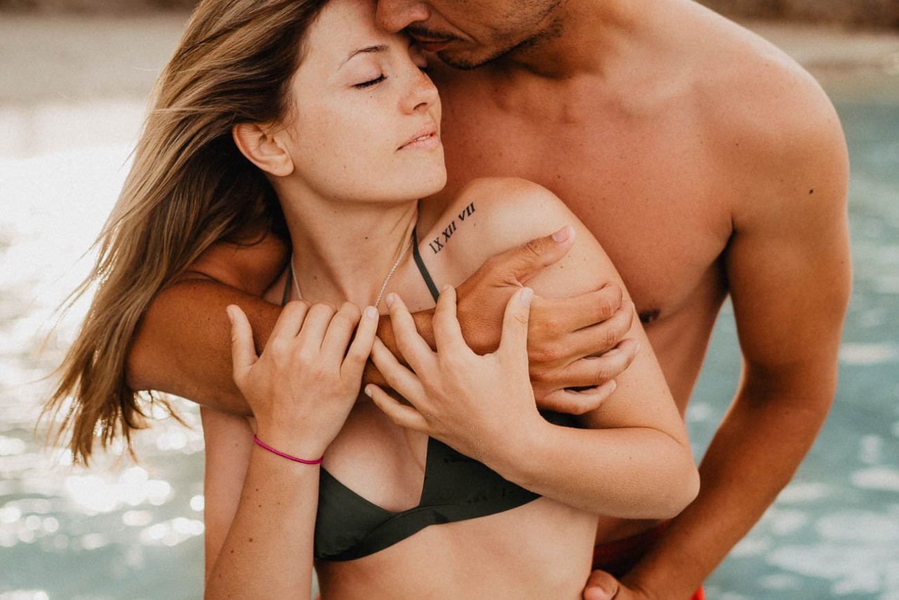 Engagement Shooting am Strand von Mallorca bei Sonnenaufgang fotografiert von Lisa & Andi Photography.