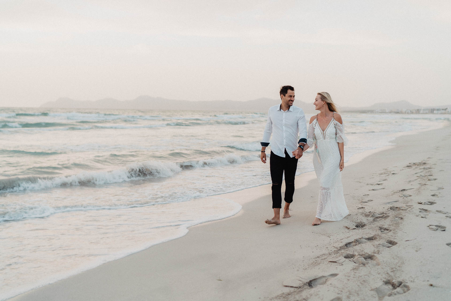 PaarShooting am Strand von Alcudia auf Mallorca bei Sonnenaufgang fotografiert von Lisa & Andi Photography.