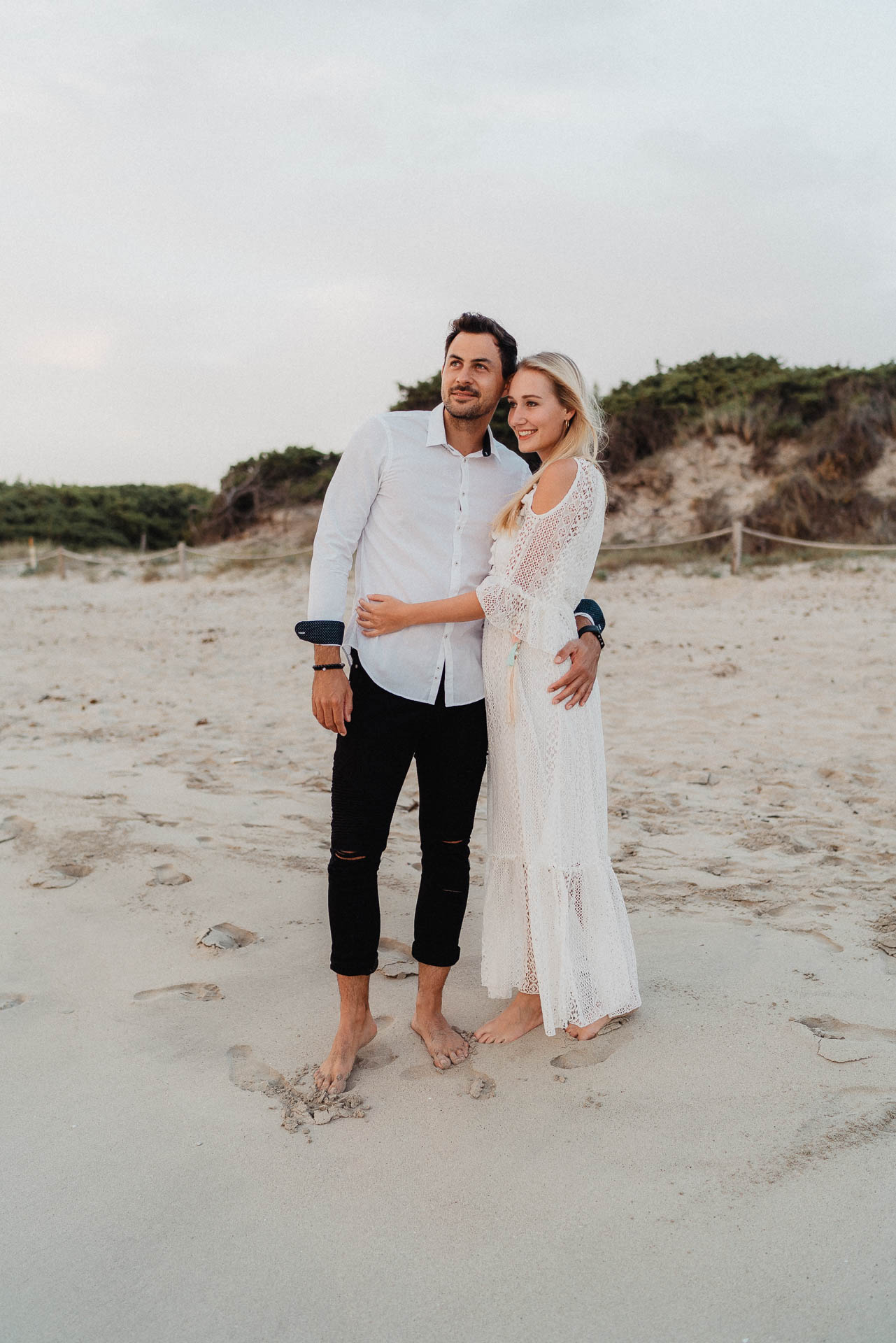 PaarShooting am Strand von Alcudia auf Mallorca bei Sonnenaufgang fotografiert von Lisa & Andi Photography.