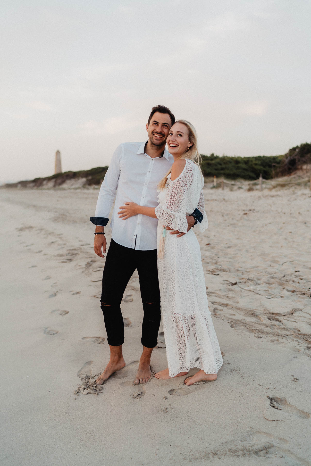 PaarShooting am Strand von Alcudia auf Mallorca bei Sonnenaufgang fotografiert von Lisa & Andi Photography.