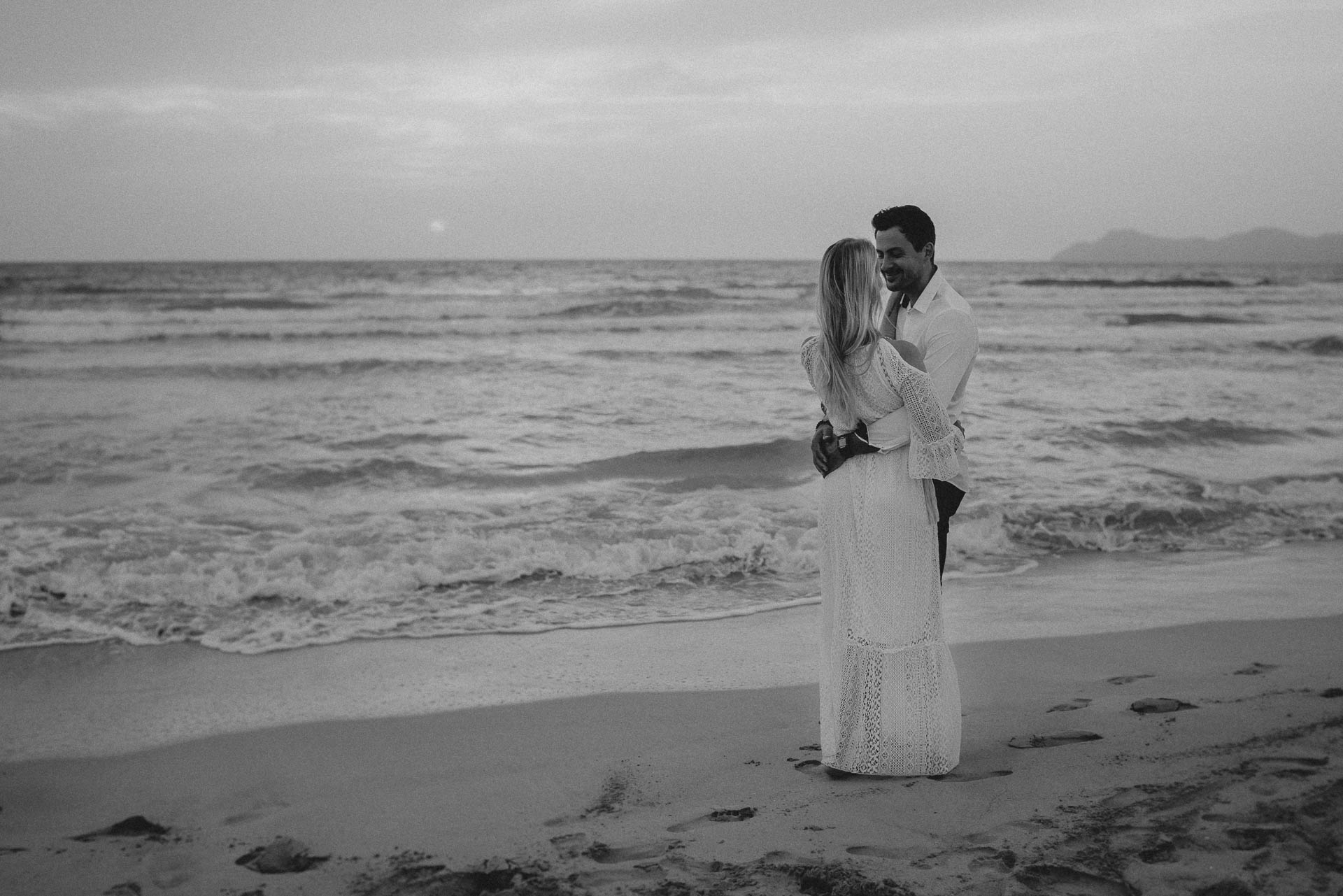 PaarShooting am Strand von Alcudia auf Mallorca bei Sonnenaufgang fotografiert von Lisa & Andi Photography.