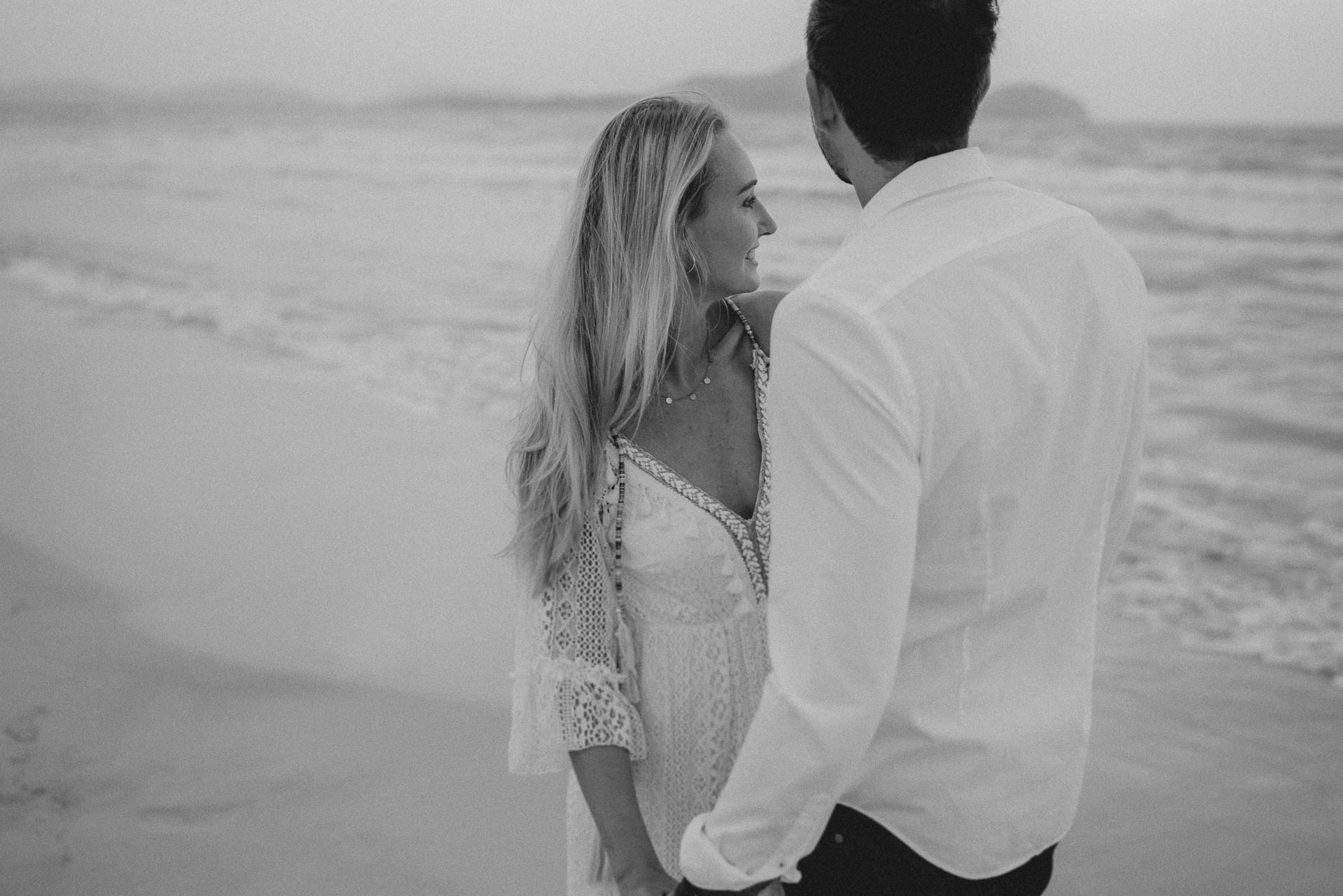 PaarShooting am Strand von Alcudia auf Mallorca bei Sonnenaufgang fotografiert von Lisa & Andi Photography.