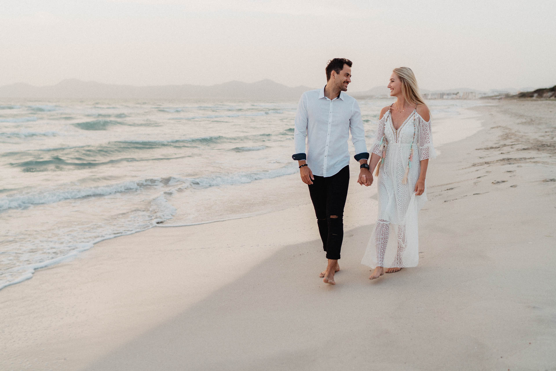 PaarShooting am Strand von Alcudia auf Mallorca bei Sonnenaufgang fotografiert von Lisa & Andi Photography.