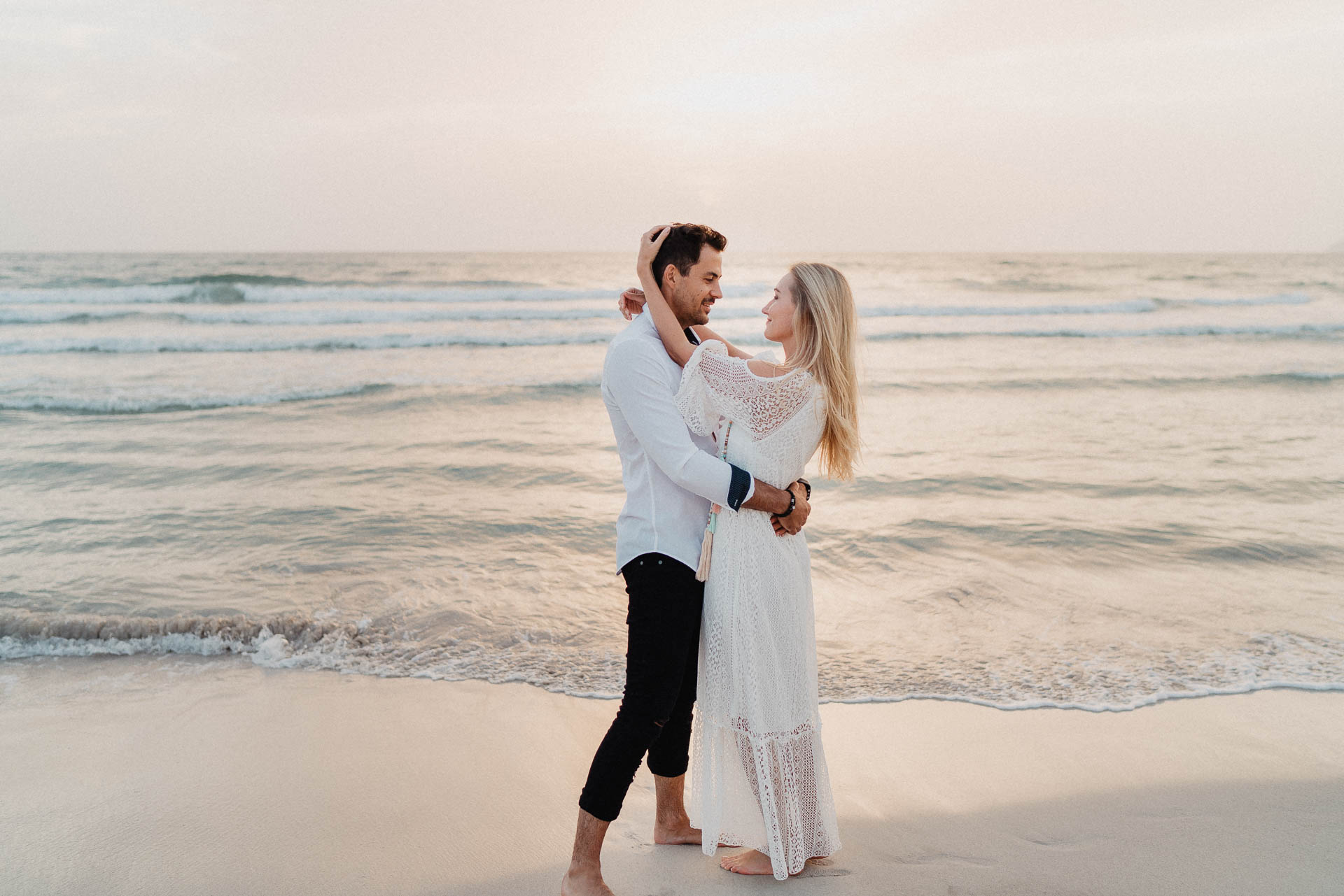 PaarShooting am Strand von Alcudia auf Mallorca bei Sonnenaufgang fotografiert von Lisa & Andi Photography.