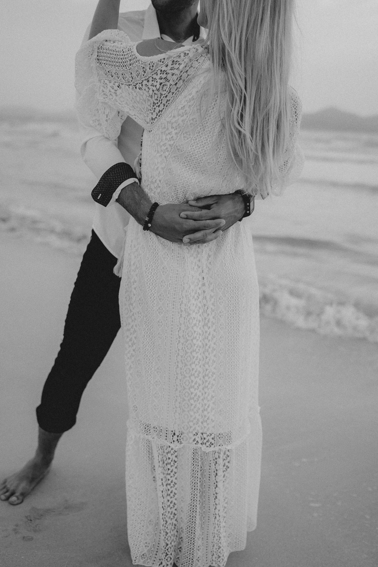 PaarShooting am Strand von Alcudia auf Mallorca bei Sonnenaufgang fotografiert von Lisa & Andi Photography.